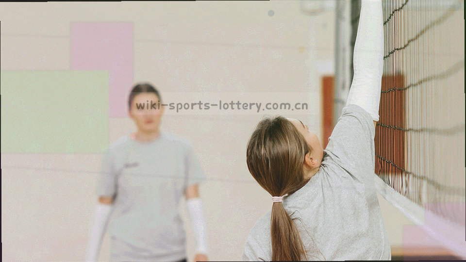 带边框的公告展板图形，青蓝底色上挂着橙色季度批次标签
